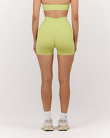 SEAMLESS INVISIBLE SCRUNCH MINI SHORTS - SOFT LIME