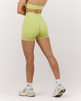 SEAMLESS INVISIBLE SCRUNCH MINI SHORTS - SOFT LIME