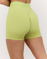 SEAMLESS INVISIBLE SCRUNCH MINI SHORTS - SOFT LIME