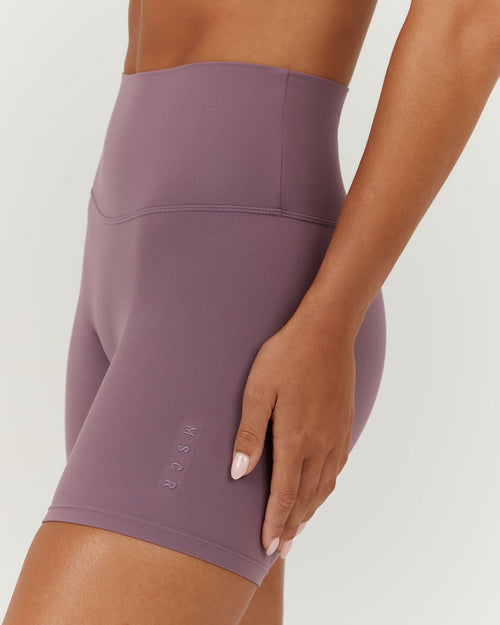 AIRE SHORTS 6" - PLUM