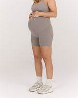 AIRE MATERNITY SHORTS 6" - DOVE
