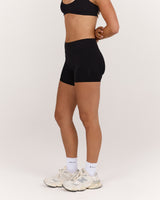AIRE MID RISE SHORTS 6" - BLACK