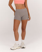AIRE MID RISE SHORTS 6" - DOVE