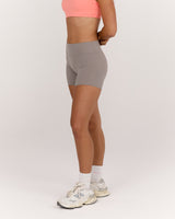 AIRE MID RISE SHORTS 6" - DOVE