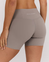AIRE MID RISE SHORTS 6" - DOVE
