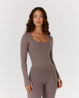 AIRE SCOOP LONG SLEEVE TOP - PEPPERCORN