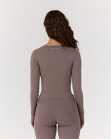 AIRE SCOOP LONG SLEEVE TOP - PEPPERCORN