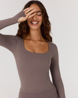 AIRE SCOOP LONG SLEEVE TOP - PEPPERCORN