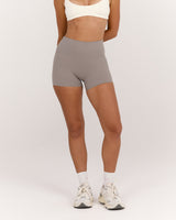 AIRE SHORTS 4" - DOVE