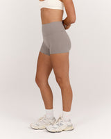 AIRE SHORTS 4" - DOVE