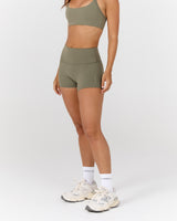 AIRE SHORTS 4" - OLIVE SMOKE