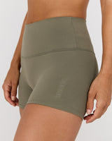 AIRE SHORTS 4" - OLIVE SMOKE