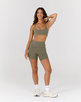AIRE SHORTS 6" - OLIVE SMOKE