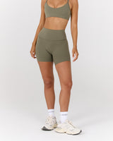 AIRE SHORTS 6" - OLIVE SMOKE