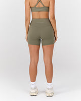 AIRE SHORTS 6" - OLIVE SMOKE