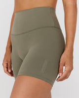 AIRE SHORTS 6" - OLIVE SMOKE