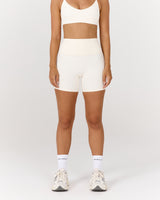AIRE SHORTS 6" - VANILLA