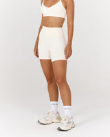 AIRE SHORTS 6" - VANILLA