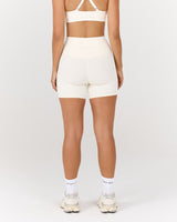 AIRE SHORTS 6" - VANILLA