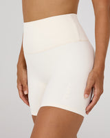 AIRE SHORTS 6" - VANILLA