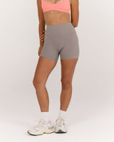 AIRE SHORTS 6" - DOVE