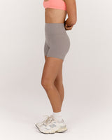 AIRE SHORTS 6" - DOVE