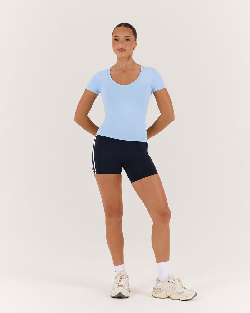 ATHLEISURE V TOP - AURA