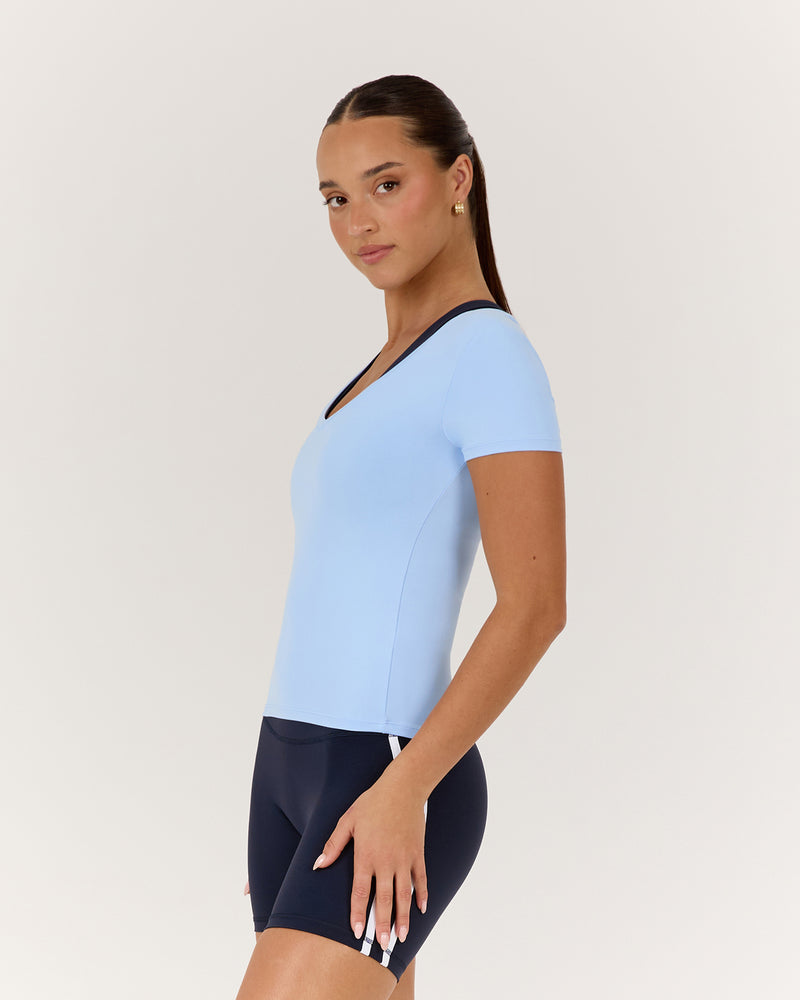 ATHLEISURE V TOP - AURA