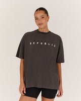 ESSENTIALS TONAL TEE - FADED ONYX