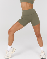 AIRE SHORTS 6" - OLIVE SMOKE