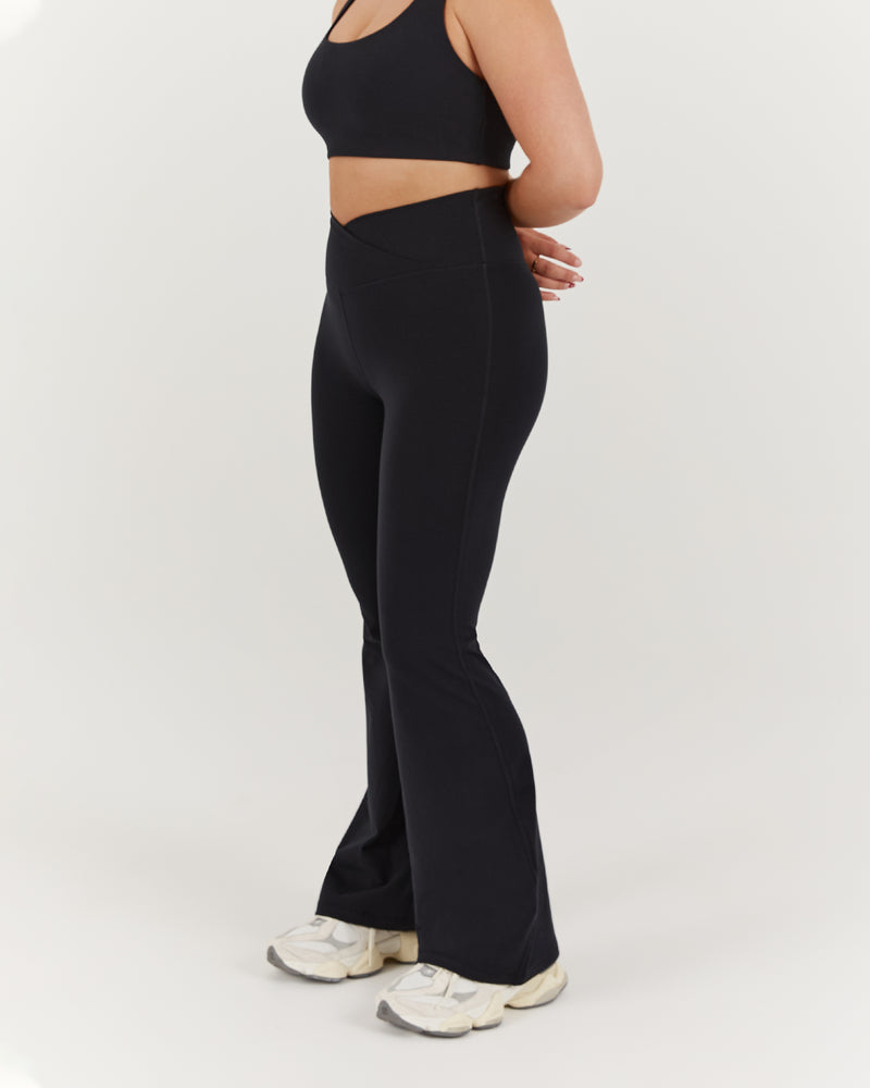 MOTION 360 CROSSOVER CROP FLARES - BLACK