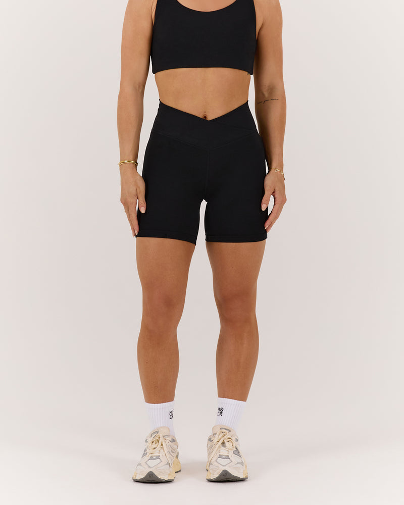 MOTION 360 CROSSOVER SHORTS 6" - BLACK