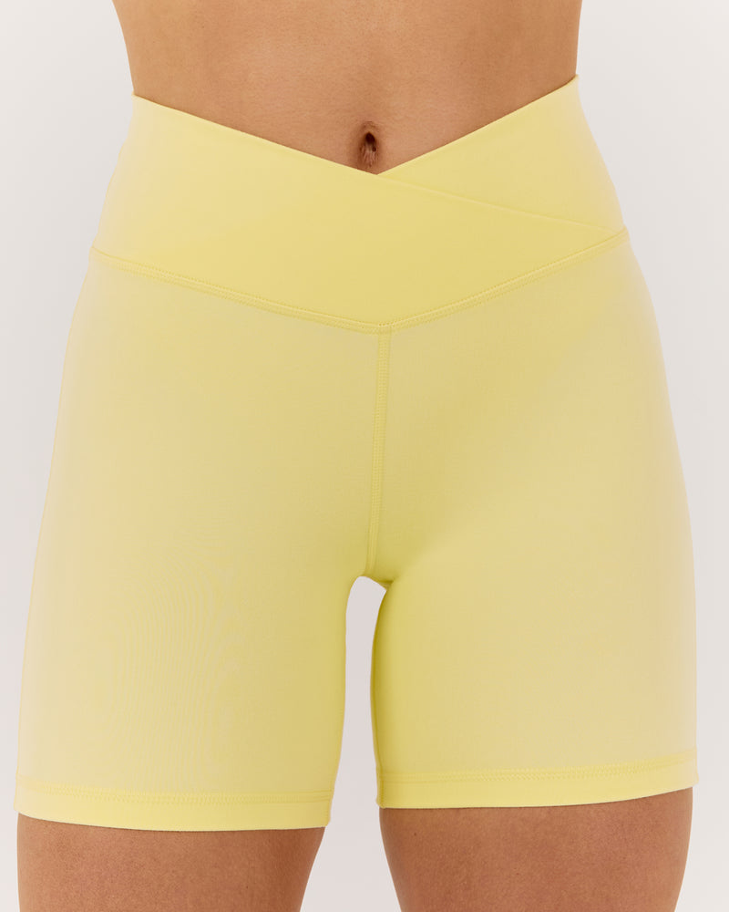 MOTION 360 CROSSOVER SHORTS 6" - LEMON