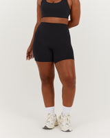 MOTION 360 SCRUNCH SHORTS 6" - BLACK