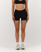 SEAMLESS MID RISE INVISIBLE SCRUNCH MINI SHORTS - BLACK