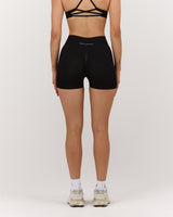 SEAMLESS MID RISE INVISIBLE SCRUNCH MINI SHORTS - BLACK