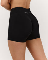 SEAMLESS MID RISE INVISIBLE SCRUNCH MINI SHORTS - BLACK