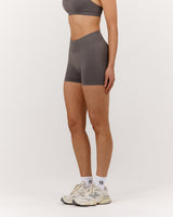 SEAMLESS MID RISE INVISIBLE SCRUNCH MINI SHORTS - FALCON