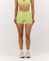 SEAMLESS MID RISE INVISIBLE SCRUNCH MINI SHORTS - SOFT LIME