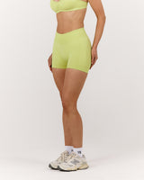 SEAMLESS MID RISE INVISIBLE SCRUNCH MINI SHORTS - SOFT LIME