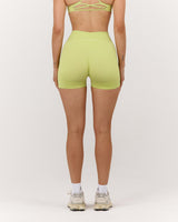 SEAMLESS MID RISE INVISIBLE SCRUNCH MINI SHORTS - SOFT LIME