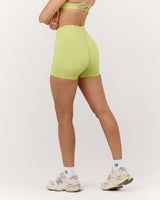 SEAMLESS MID RISE INVISIBLE SCRUNCH MINI SHORTS - SOFT LIME