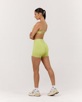 SEAMLESS MID RISE INVISIBLE SCRUNCH MINI SHORTS - SOFT LIME