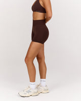 SEAMLESS INVISIBLE SCRUNCH MINI SHORTS - CHESTNUT