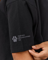 ESSENTIALS TEE - BLACK TEAM MSCR 2026