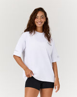 ESSENTIALS TEE - SNOW GREY TEAM MSCR 2026