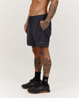 THRESHOLD TRAINING SHORTS 5" - GRAPHITE